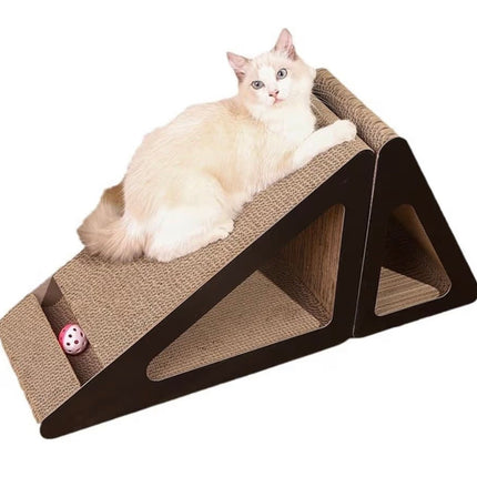 Griffoir Triangulaire pour Chat – Modèle M – Carton Résistant avec Balle Interactive