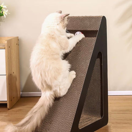 Griffoir Triangulaire pour Chat – Modèle M – Carton Résistant avec Balle Interactive