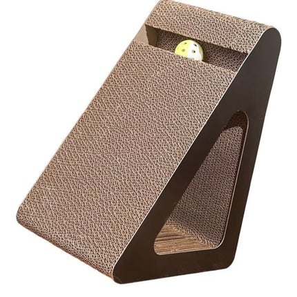 Griffoir Triangulaire pour Chat – Modèle M – Carton Résistant avec Balle Interactive