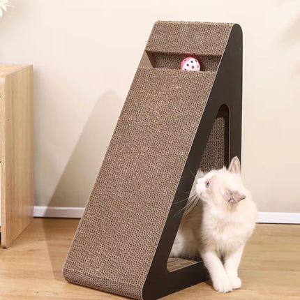 Griffoir Triangulaire pour Chat – Modèle M – Carton Résistant avec Balle Interactive