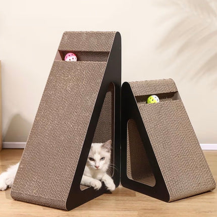 Griffoir Triangulaire pour Chat – Modèle M – Carton Résistant avec Balle Interactive